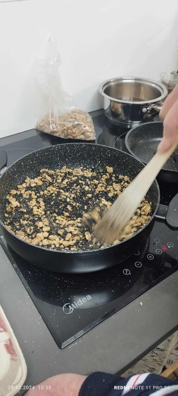 black-sesame-pot